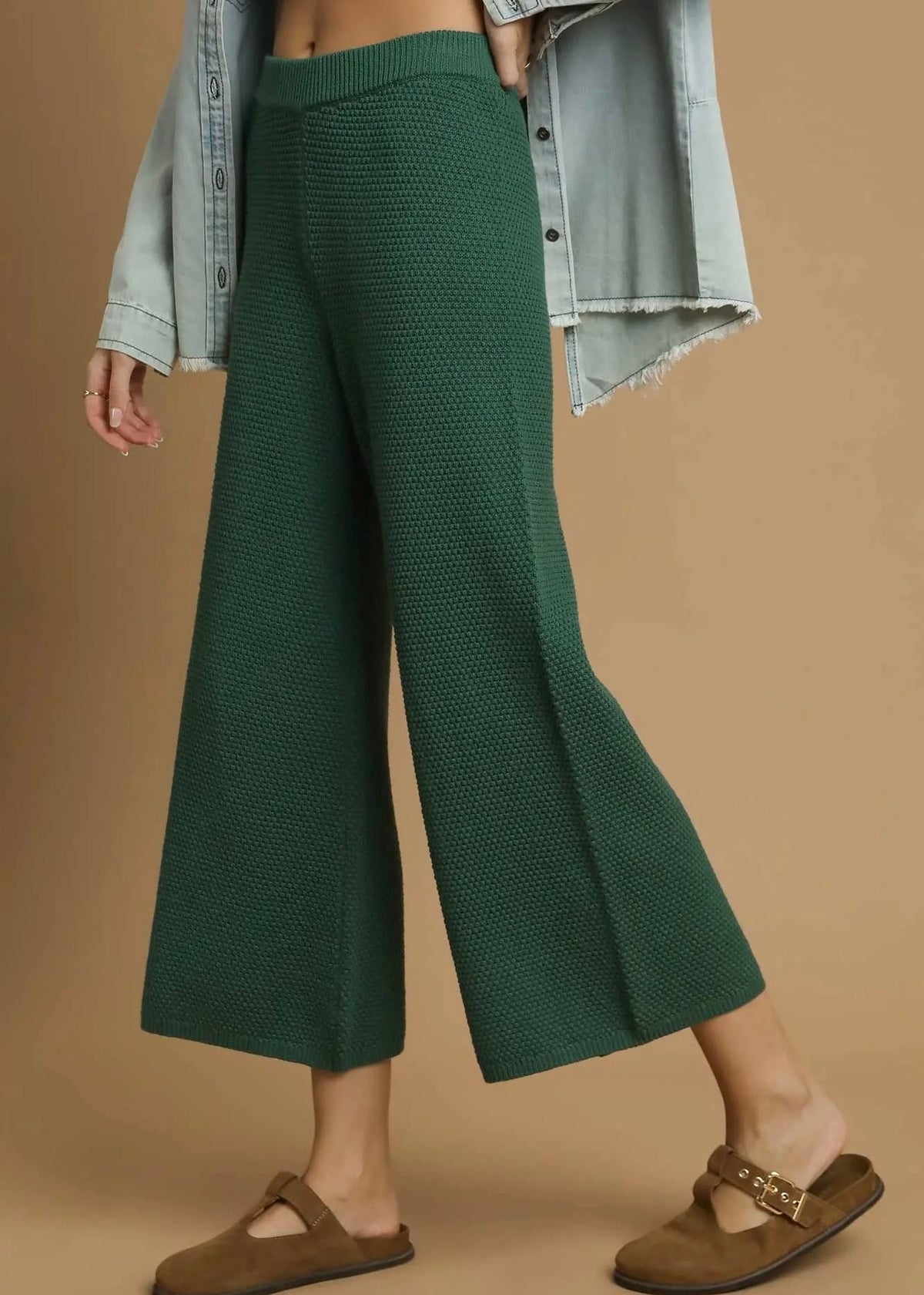 Side view of forest green cropped knit pants